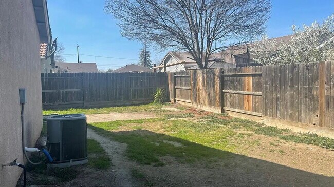 Building Photo - 3-bedroom, 2-bath home in the desirable Beachwood area of West Merced