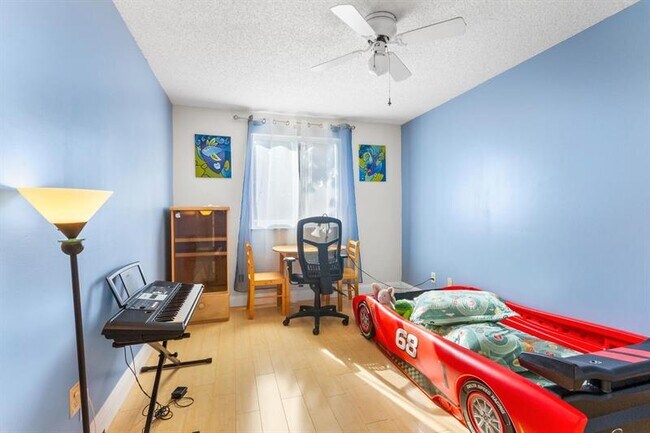 Building Photo - 9210 Oak Grove Cir