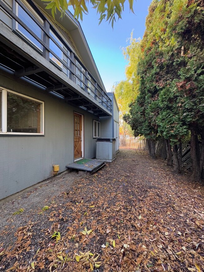Building Photo - 1001 N Brooklane St