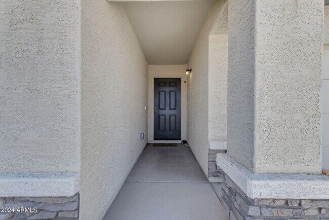 Building Photo - 1213 W Elm Ave