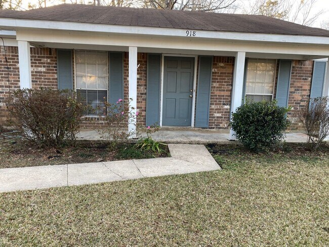 Building Photo - Edgewood Place subd. West Mobile 3/2 Large...