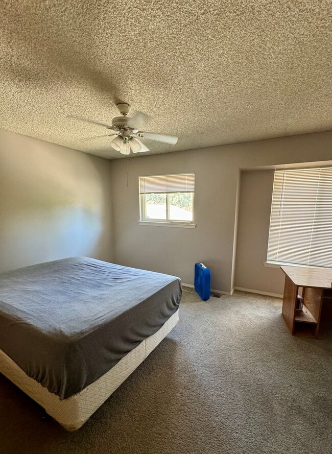 Building Photo - Cozy Townhome on North side with 1 car garage