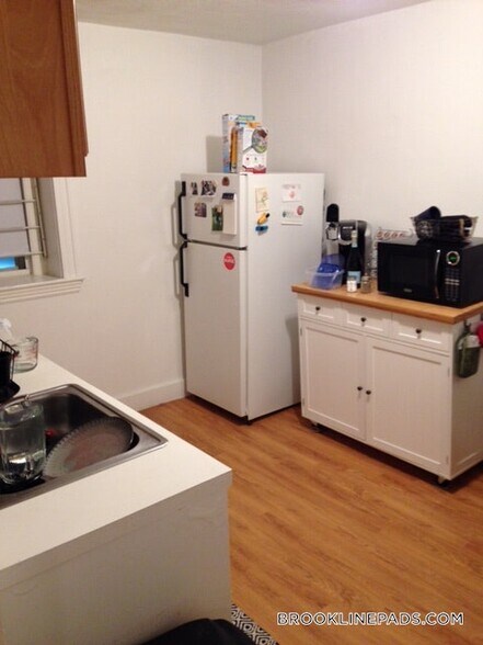 Building Photo - 1589 Beacon St