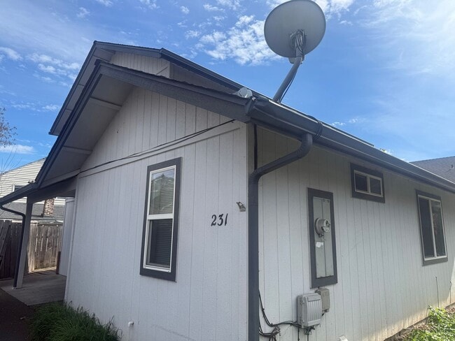 Building Photo - Lovely 3 bedroom, 2.5 bath home with laundry, near schools