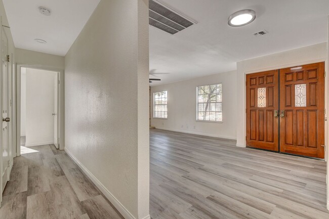 Building Photo - Single Story in the Heart of Las Vegas