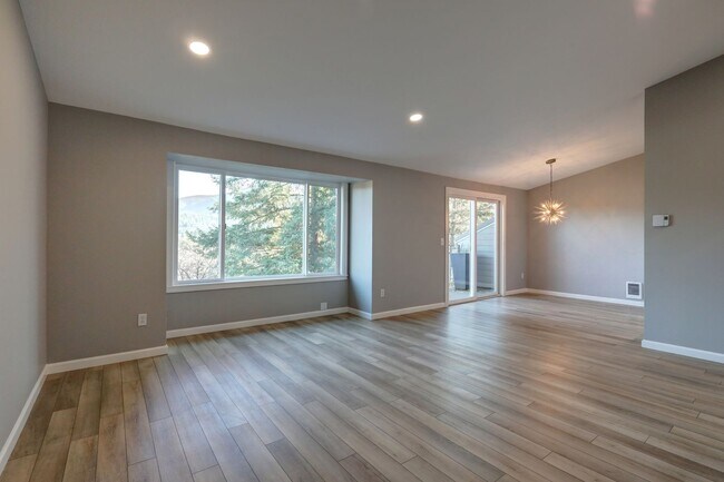Building Photo - Spacious 2bd + DEN, 1.75ba Condo available in the heart of Issaquah!