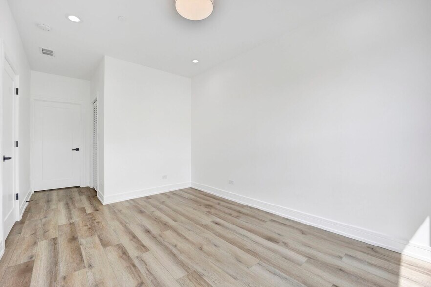 Building Photo - 4350 W Lawrence Ave