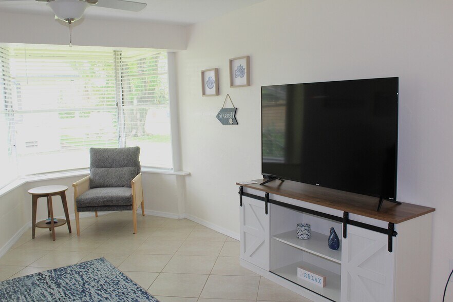 Building Photo - 4464 E Riverside Dr