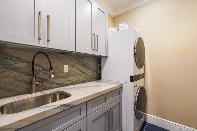 Building Photo - 4 Goldman Ct