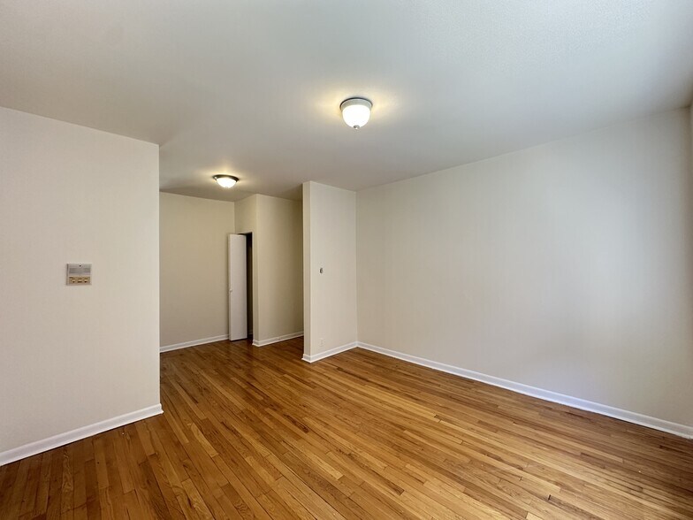Building Photo - 700 W Cornelia Ave