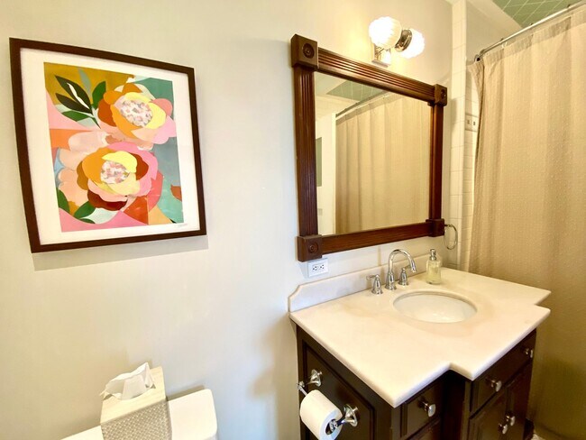 Building Photo - Enchanting 1-Bedroom, 1-Bath Oasis with Stunning Views