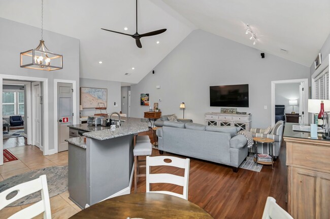 Building Photo - Fully Furnished Mid Term Lease