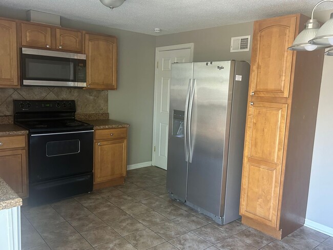 Building Photo - AVAILABLE NOW! Beautiful 3 Bedroom Home in...