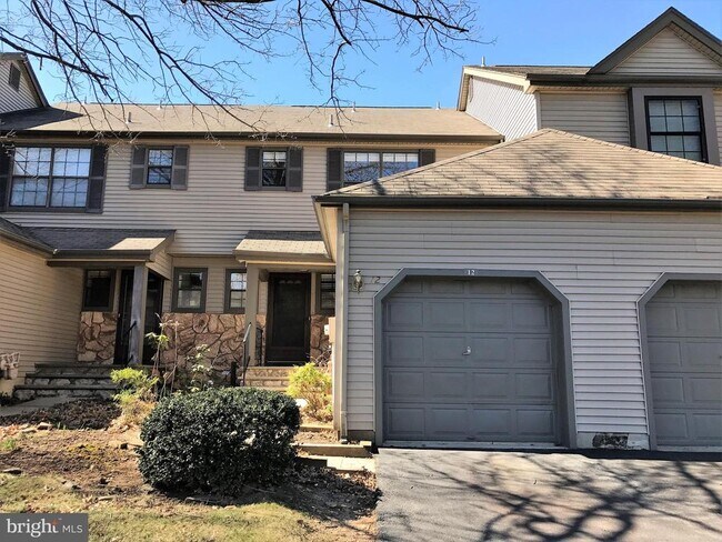 Building Photo - 12 Manor Dr