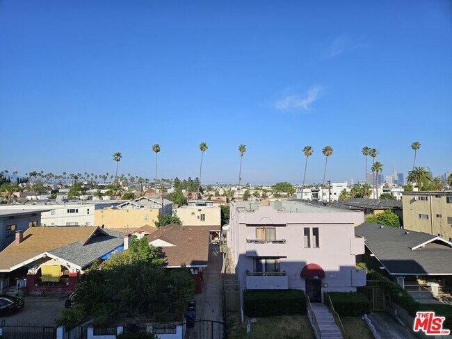 Building Photo - 105 S Mariposa Ave