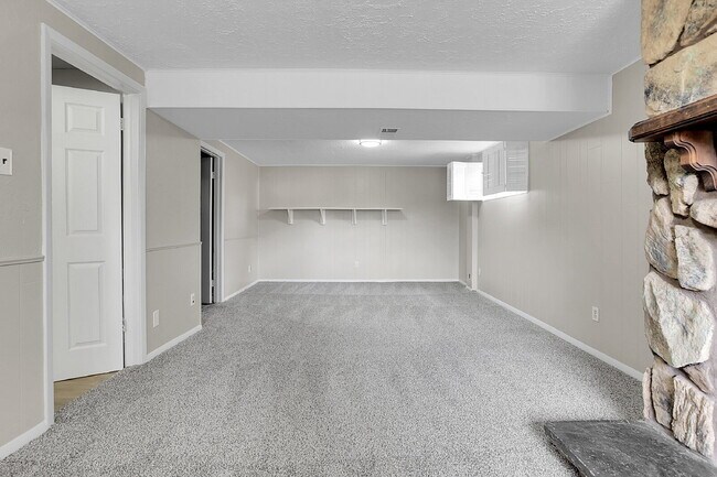 Building Photo - $2,950.00, 3-bed, 2.5-bath, located in Lak...
