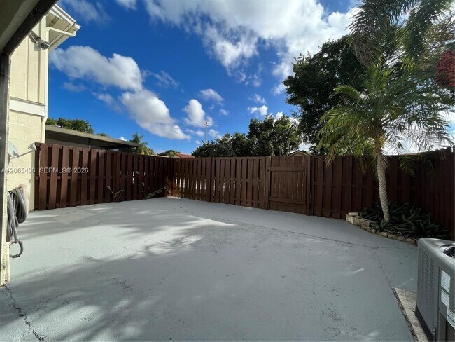 Building Photo - 5170 Tennis Ln