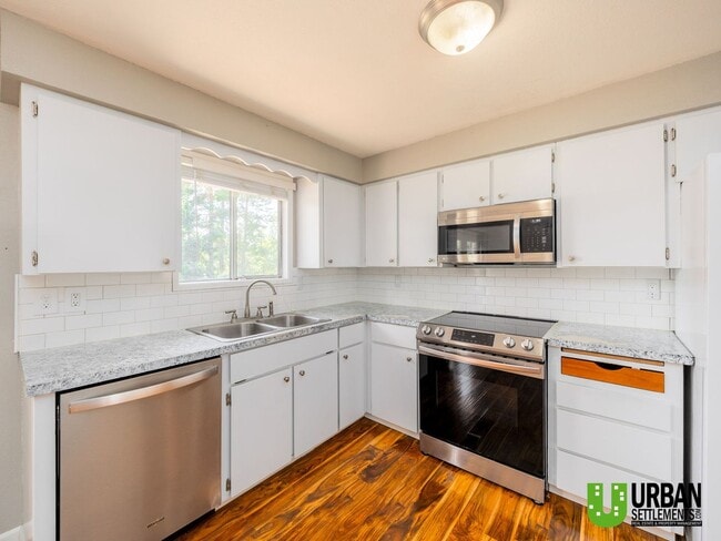 Building Photo - 4 bedroom 2 bath room house for rent in So...