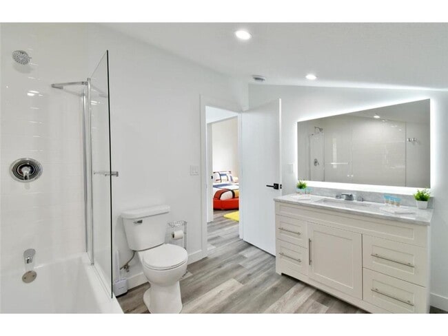 Building Photo - 1021 Gardner St E