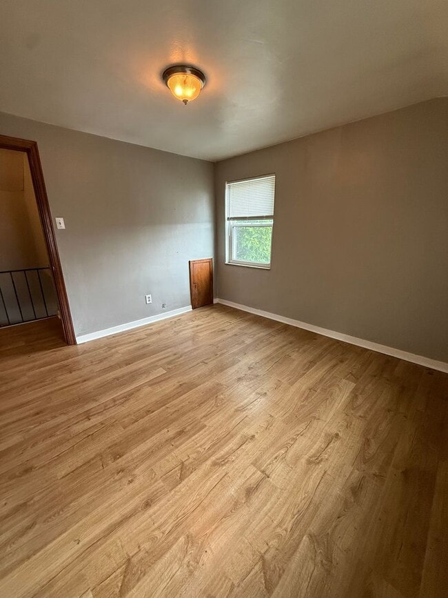 Building Photo - Brentwood-3 Bedroom Home available NOW!