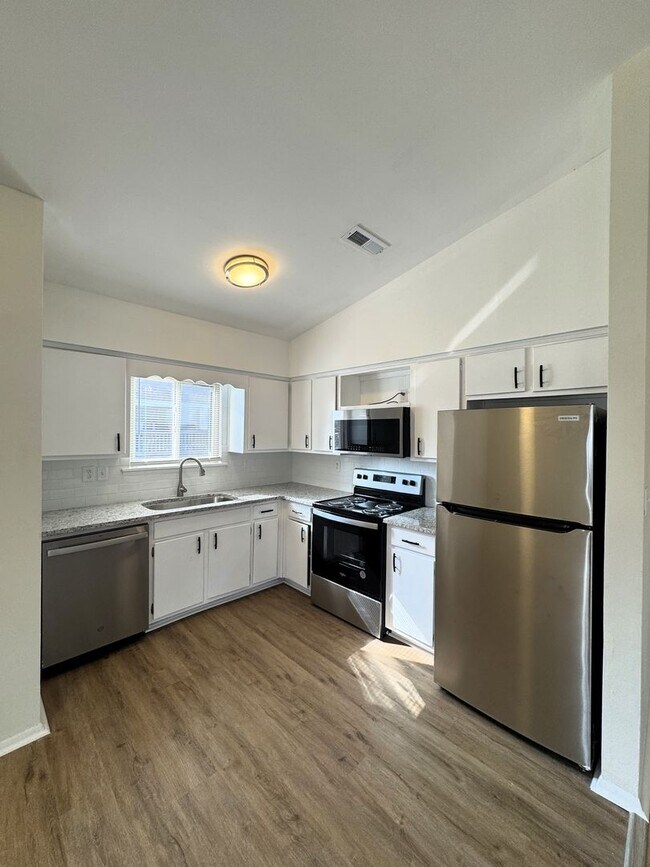 Building Photo - Move-In Special!! 1/2 Off First Month's Rent!!