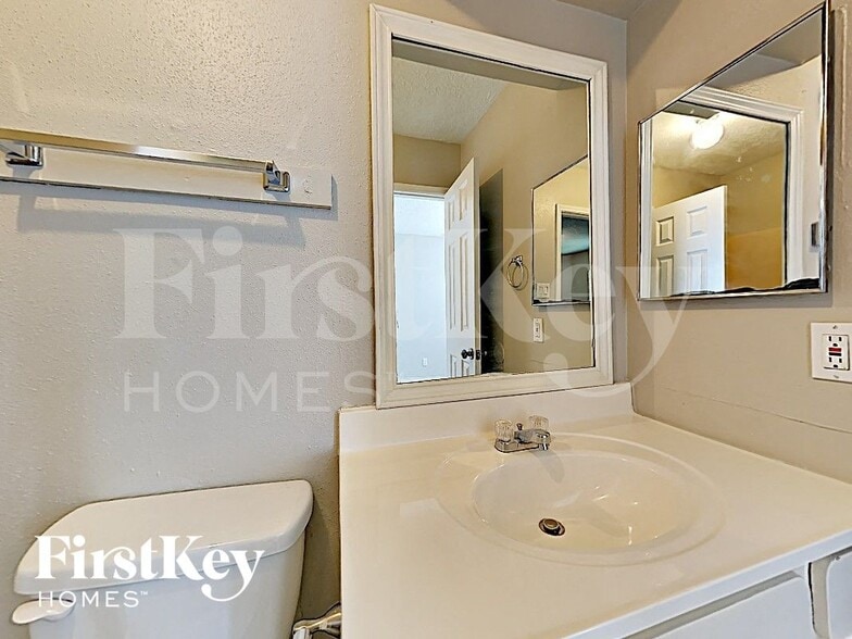 Building Photo - 2106 Hazyknoll Ln