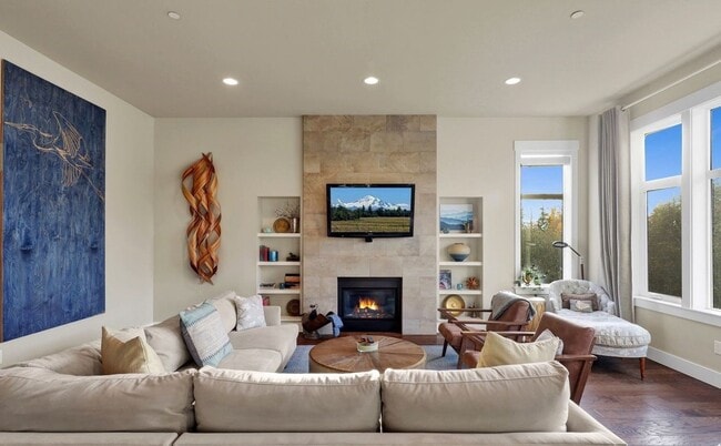 Building Photo - Beautiful Custom 4-bedroom 2.5 bath home. Barkley Neighborhood!