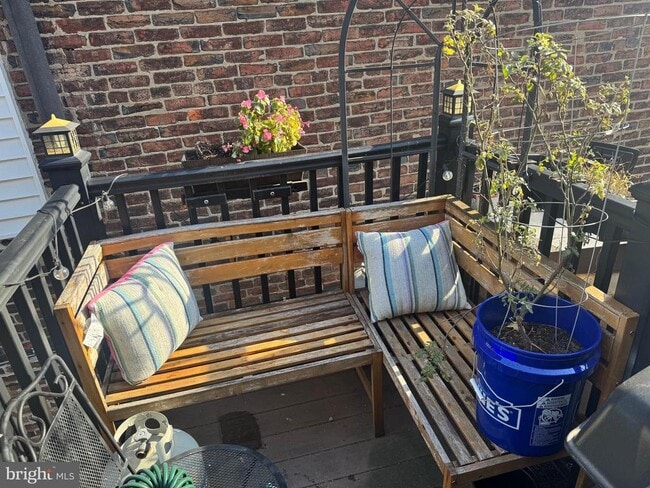 Building Photo - 1943 Waverly St