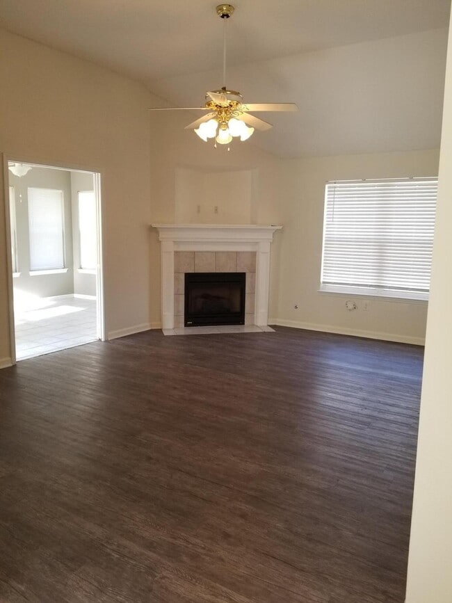 Building Photo - 2012 Sylvan Lake Dr