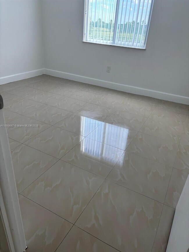 Building Photo - 14830 Naranja Lakes Blvd