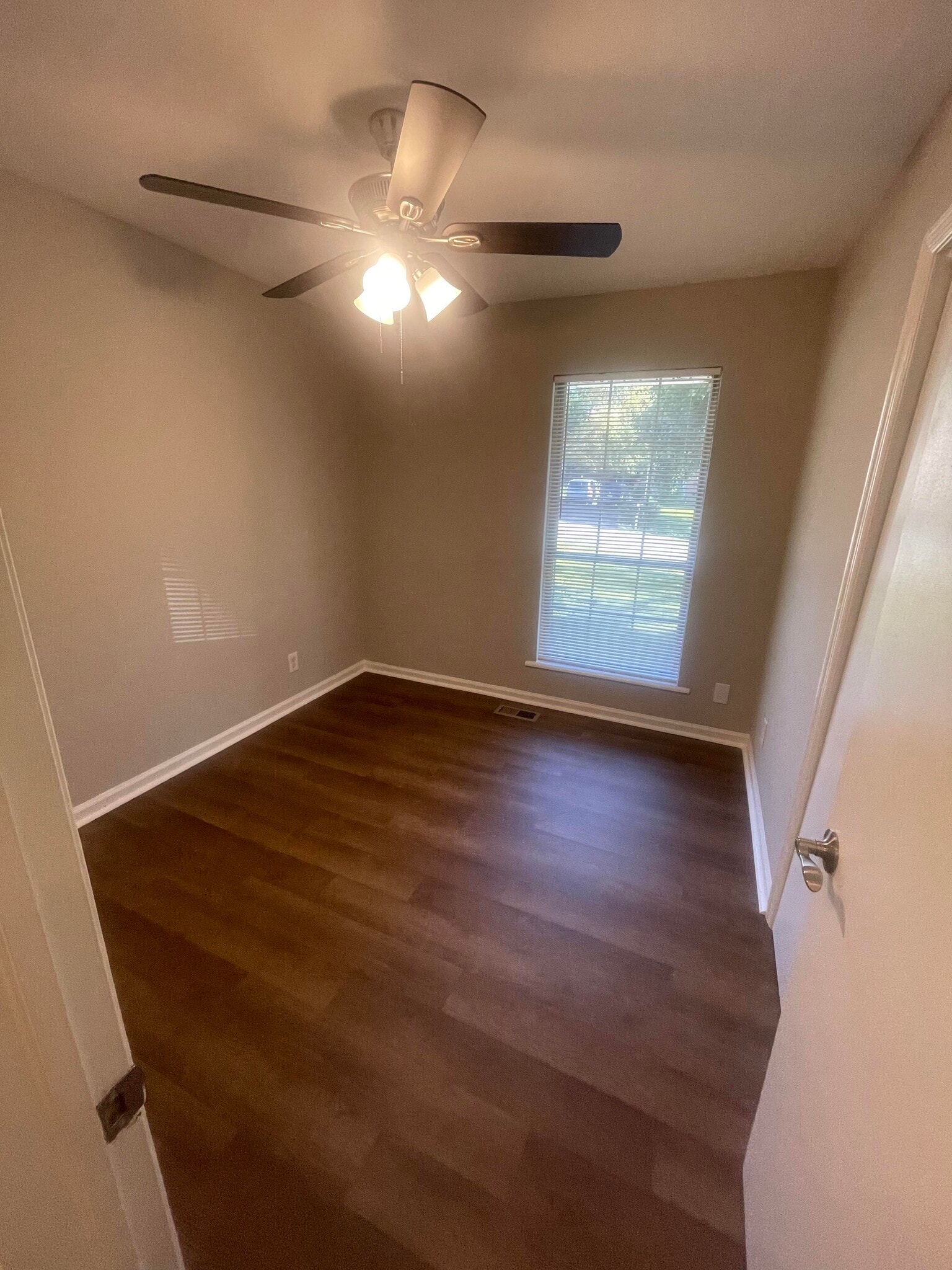 Building Photo - 221 Fallsway Ln