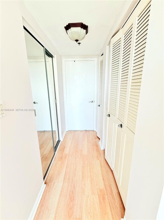 Building Photo - 919 Hillcrest Dr