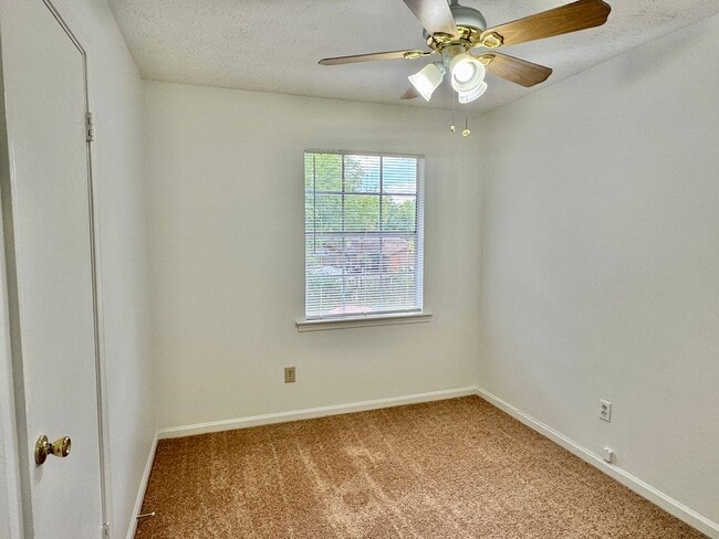 Building Photo - 3-Bedromm 2.5 bath with the Perfect Mix of...