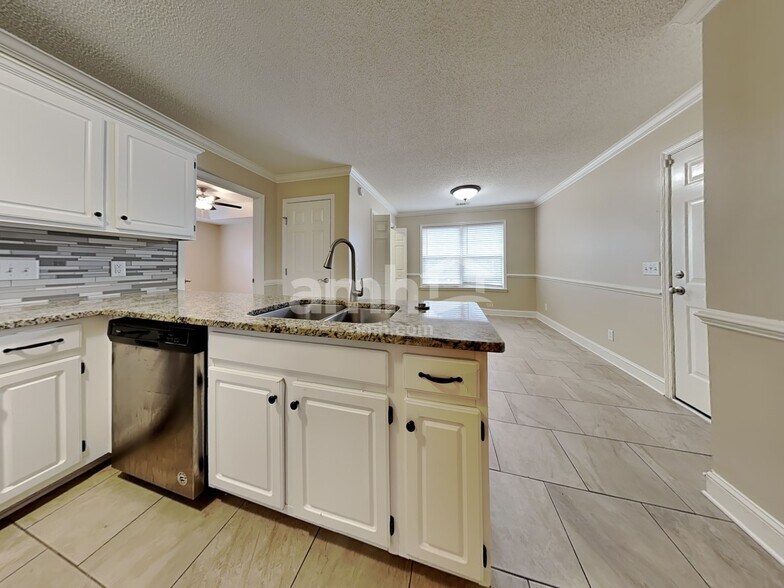 Building Photo - 409 Roberts Way