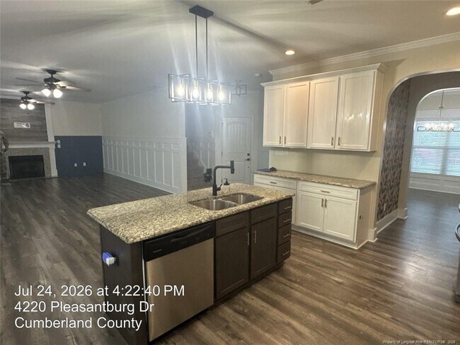 Building Photo - 4220 Pleasantburg Dr