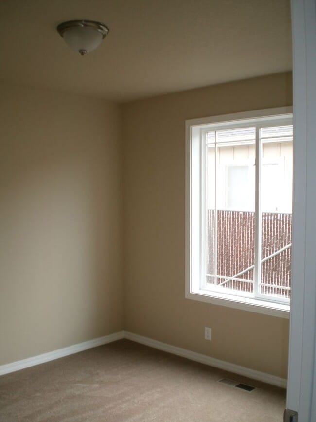 Building Photo - Spacious 3BR/ 2BA House