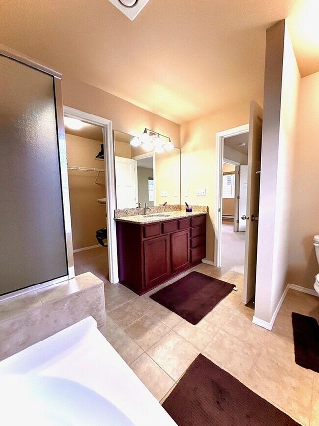 Building Photo - Beautiful 3 Bedroom Home on Greenbelt – Re...