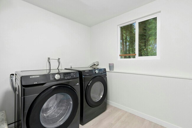 Building Photo - 4bd/2.5ba Bellevue Home