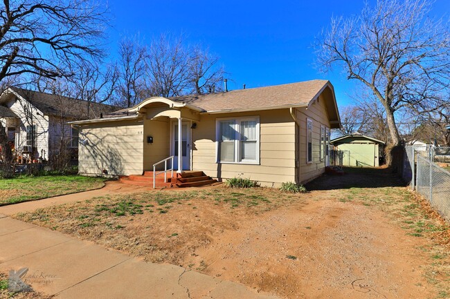 Building Photo - 2 bedroom 2 bath! NEW PAINT! NEW STOVE!