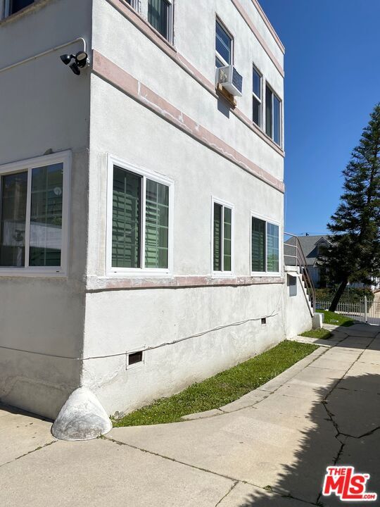 Building Photo - 837 Alexandria Ave