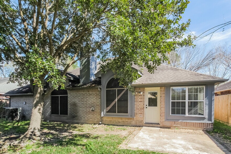 Building Photo - 18703 Singing Woods Dr
