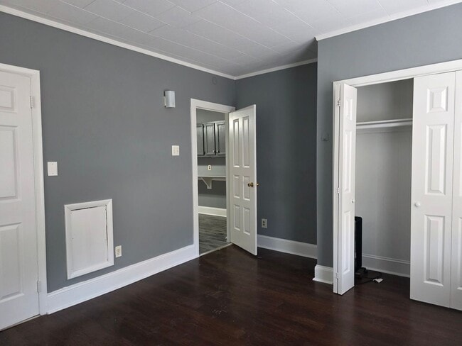 Building Photo - 816 W 11th St