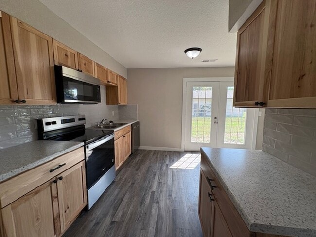 Building Photo - Beautifully Updated 2-Bedroom Duplex with ...