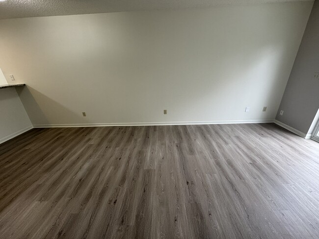 Building Photo - 395