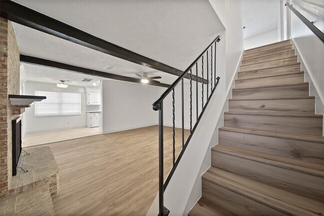 Building Photo - 9411 Roos Rd