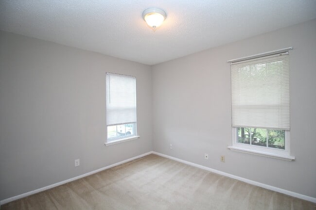 Building Photo - Two-story 2 bedroom townhouse in Northeast...