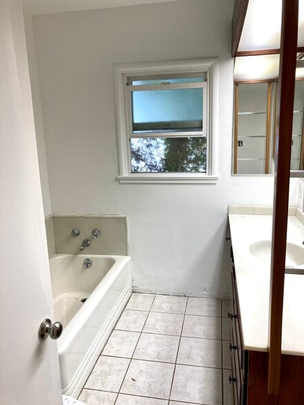 bathroom - sink/tub/window - 199 Chorro St