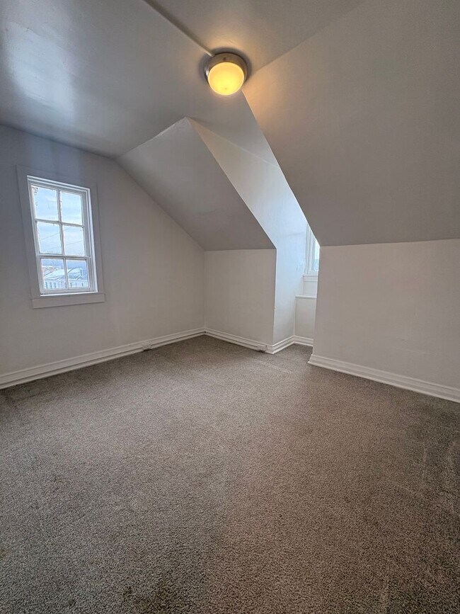 Building Photo - 3 Bedroom Apartment in the West End of York City