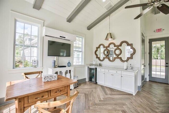 Building Photo - Stunning Midtown Tallahassee Home In Braemore Park