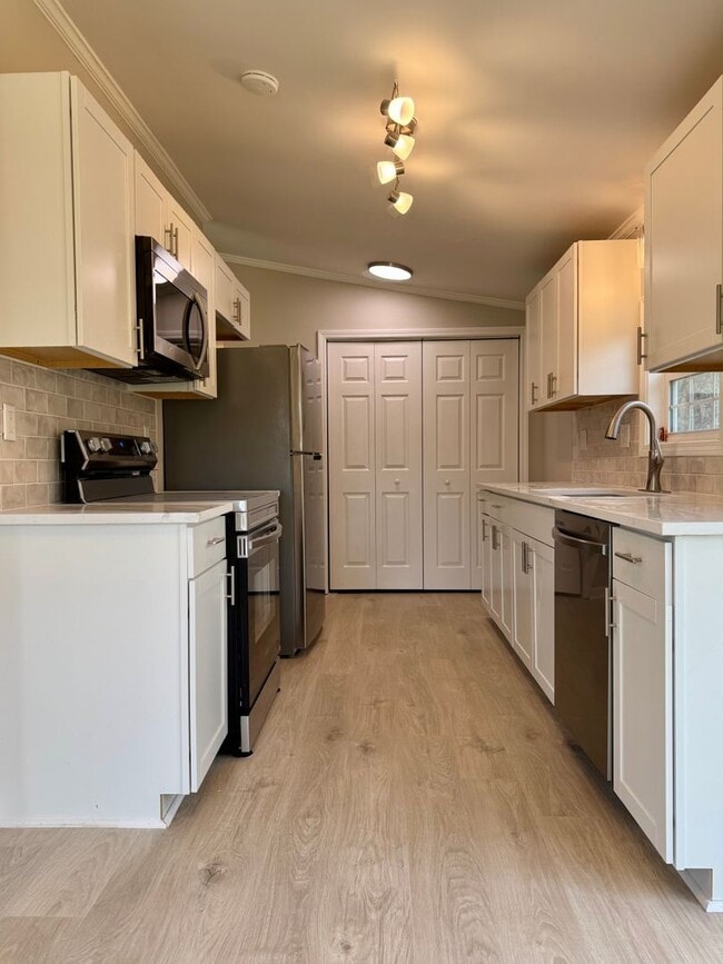 Building Photo - Lovely home and location!